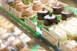 ショーケースの中には、目移りしてしまうほど美味しそうな野菜ケーキが、ところ狭しと並ぶ。