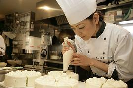 グリーンショート・トマトの製造風景。あとは、トマトをのせればできあがり!