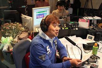 4000回目の番組を、いつものように進行する<br>DJ・HAGGYさん。
