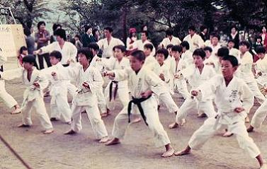 1976年(10歳) 空手少年 坊主頭でした。