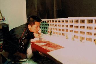 1983年(17歳) 高校3年、特撮自主映画のセットの前で