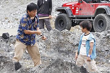 2011年(45歳) 映画『ウルトラマンサーガ』の撮影現場。演技指導するおか監督。